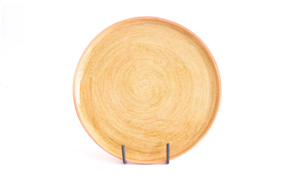 Découvrez notre vaisselle : Assiette faite à la main à Cuernavaca, au Mexique disponible en couleur sable chez Tribu 99 