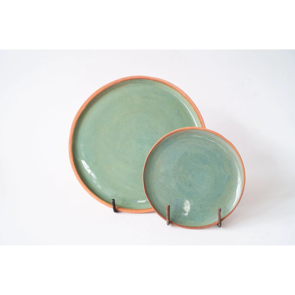 Tribu 99 : Décoration et design : Vaisselle : Assiette plate en céramique faite à la main à Cuernavaca, au Mexique en vert d'eau