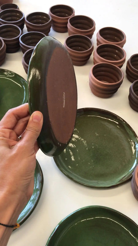 Découvrez notre vaisselle : Assiette faite à la main en Basse Californie, au Mexique disponible en vert chez Tribu 99