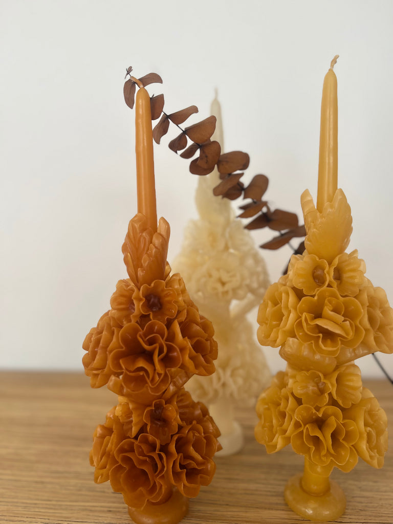 Décorez votre intérieur avec notre bougie sculptée à la main au Mexique disponible en jaune et orange chez Tribu 99