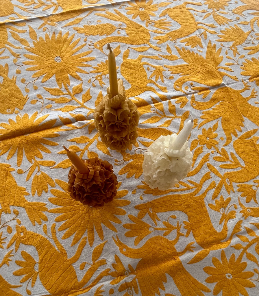 Décorez votre intérieur avec notre bougie sculptée à la main au Mexique disponible dans divers coloris chez Tribu 99