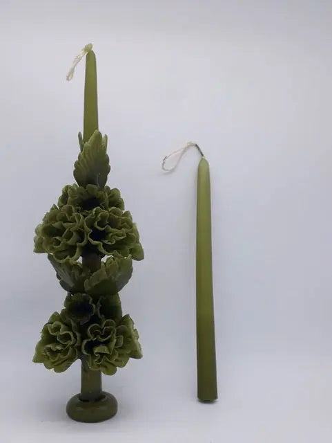 Décorez votre intérieur avec notre bougie sculptée à la main au Mexique disponible en vert kaki chez Tribu 99
