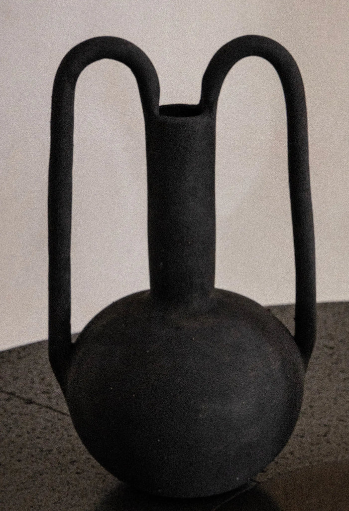 Vase Xocoti : Vase en argile noire avec anses fait à la main à Oaxaca , au Mexique disponible chez Tribu 99