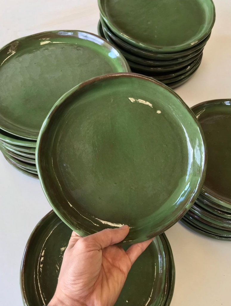 Découvrez notre vaisselle : Assiette faite à la main en Basse Californie, au Mexique disponible en vert chez Tribu 99 