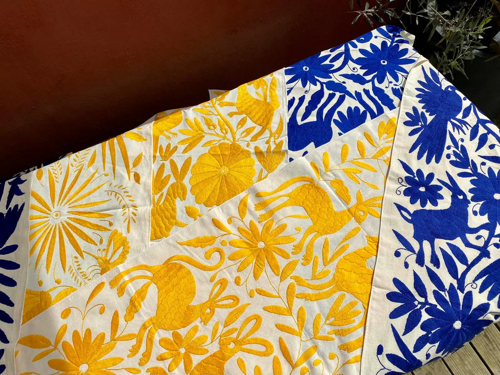 Découvrez nos broderies Otomi : Chemin de table brodé à la main à Doria de Tenango, au Mexique disponible en bleu chez Tribu 99