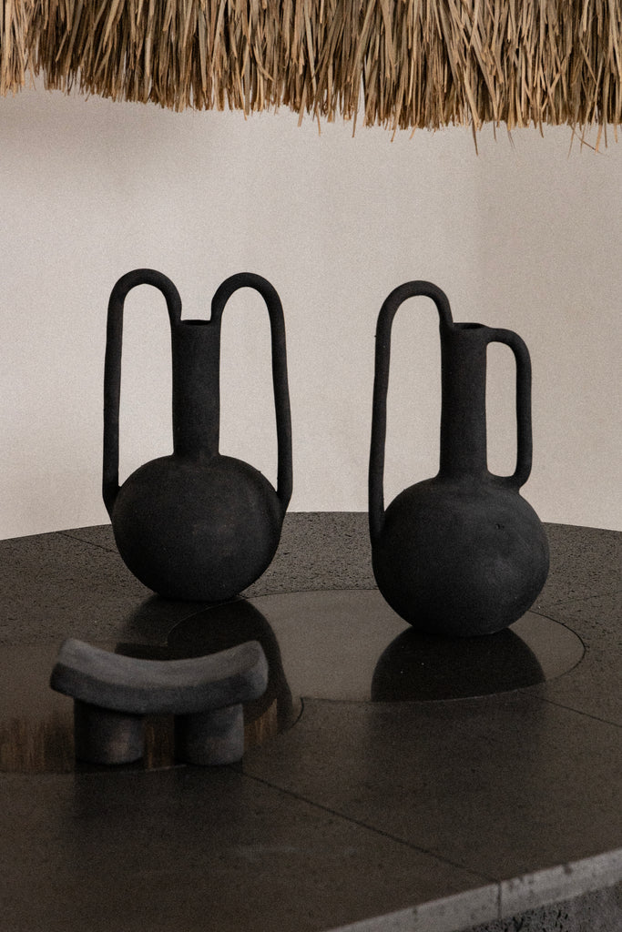 Vase Xocoti : Vase en argile noire, fabriqué à la main à Oaxaca, au Mexique, disponible chez TRibu 99