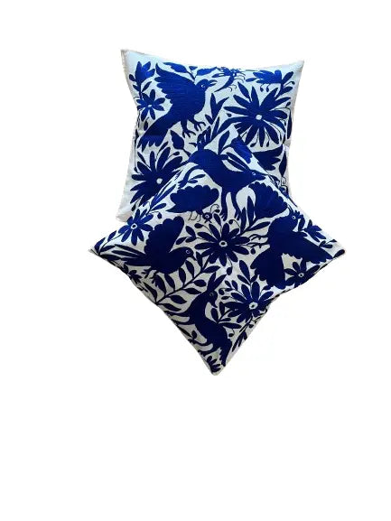 Découvrez nos coussins brodés aux motifs Otomi : Housse de coussin brodé à la main à Doria de Tenango, au Mexique disponible en bleu chez Tribu 99 