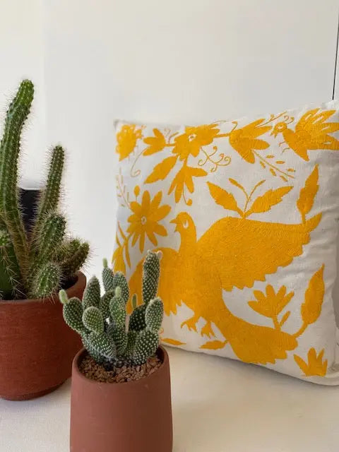 Découvrez nos coussins brodés aux motifs Otomi : Housse de coussin brodé à la main à Doria de Tenango, au Mexique disponible en jaune chez Tribu 99 