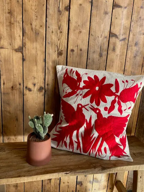 Découvrez nos coussins brodés aux motifs Otomi : Housse de coussin brodé à la main à Doria de Tenango, au Mexique disponible en rouge chez Tribu 99 