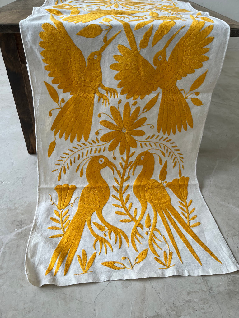 Découvrez nos broderies Otomi : Chemin de table brodé à la main à Doria de Tenango, au Mexique disponible en jaune chez Tribu 99 