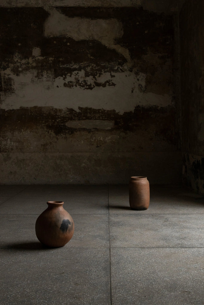 Jarrón Cruz : Vase en argile fumé fait à la main par une artisane talentueuse à Oaxaca, au Mexique disponible chez Tribu 99 