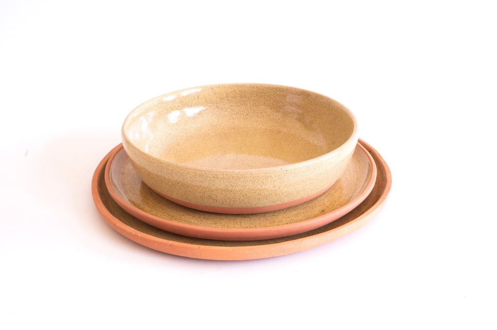 Découvrez notre vaisselle : Assiette creuse faite à la main à Cuernavaca, au Mexique disponible en couleur sable chez Tribu 99 