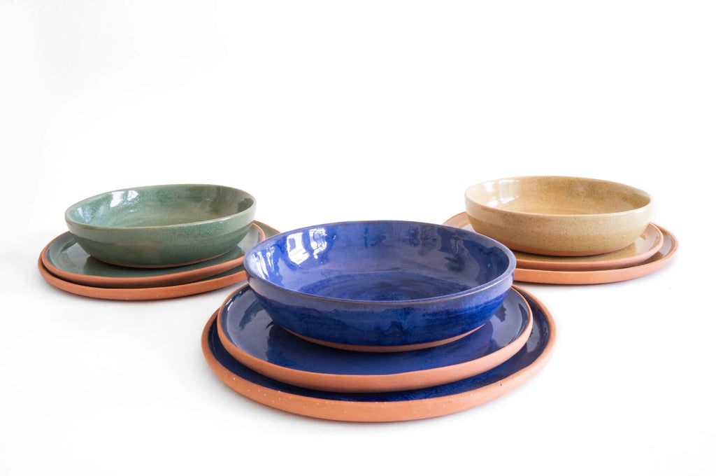 Découvrez notre vaisselle : Assiette faite à la main à Cuernavaca, au Mexique disponible dans trois coloris : bleu Lapiz Lazuli, vert d'eau et sable chez Tribu 99 