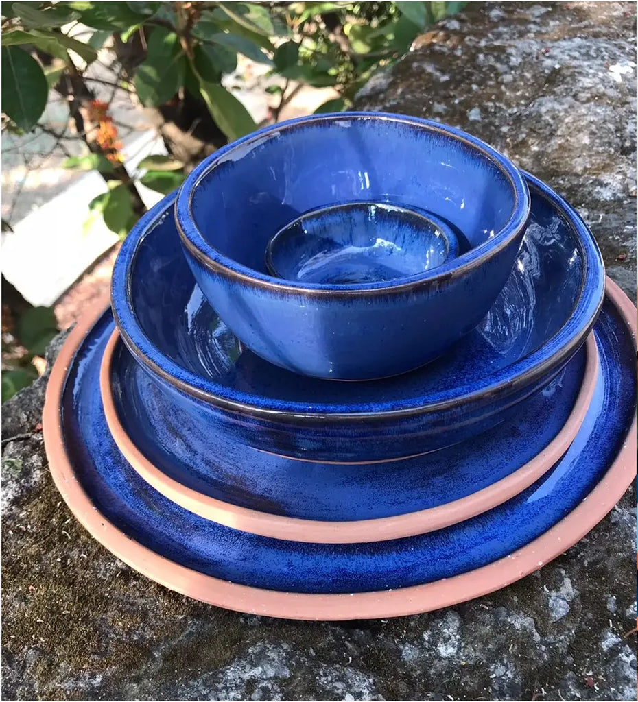 Découvrez notre vaisselle : Assiette creuse faite à la main à Cuernavaca, au Mexique disponible en bleu Lapis Lazuli chez Tribu 99 