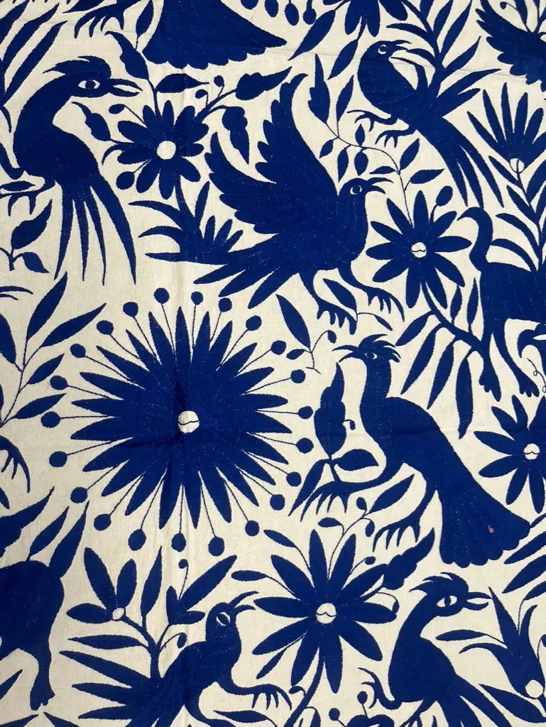 Découvrez nos broderies Otomi : Nappe brodée à la main à Doria de Tenango, au Mexique disponible en bleu chez Tribu 99 