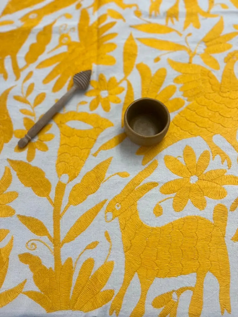 Découvrez nos broderies Otomi : Nappe brodée à la main à Doria de Tenango, au Mexique disponible en jaune chez Tribu 99 