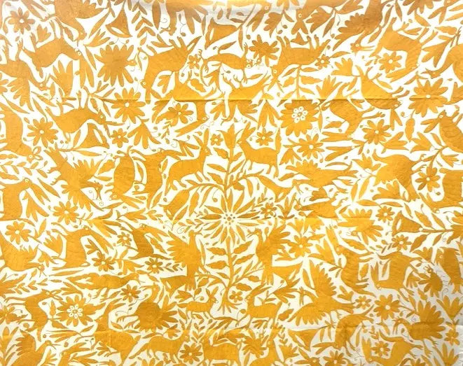 Découvrez nos broderies Otomi : Nappe brodée à la main à Doria de Tenango, au Mexique disponible en jaune chez Tribu 99 