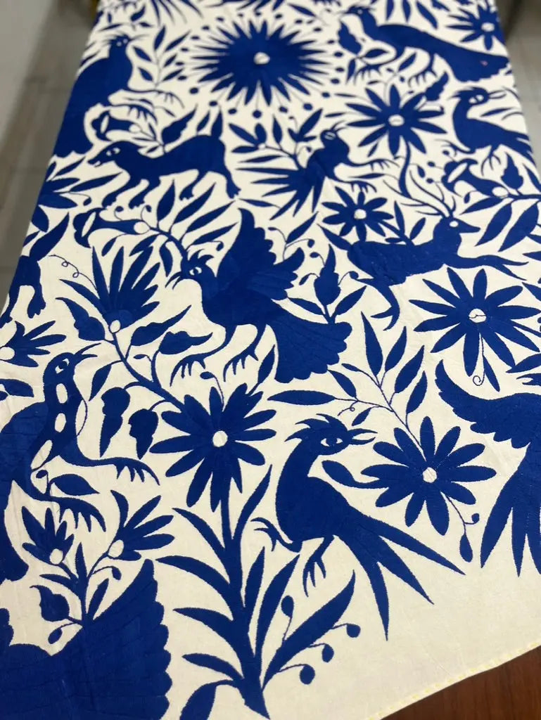 Découvrez nos broderies Otomi : Nappe brodée à la main à Doria de Tenango, au Mexique disponible en bleu chez Tribu 99 