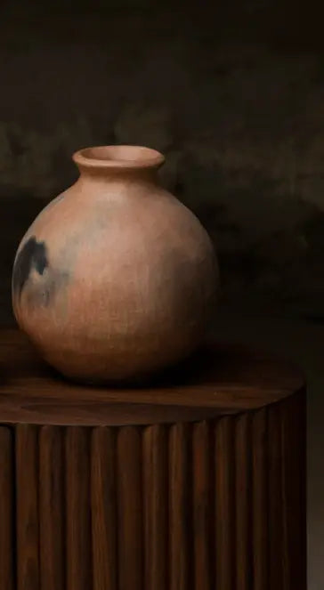 Jarrón Cruz : Vase en argile fumé fait à la main par une artisane talentueuse à Oaxaca, au Mexique disponible chez Tribu 99 