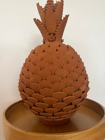 Vase Ananas fait à la main en terre cuite décoré au Michoacan,  au Mexique à découvrir chez Tribu 99