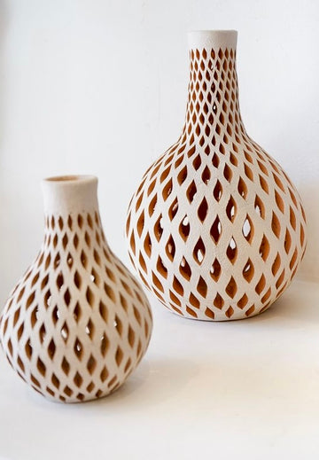 Vase bouteille en argile blanche sculptée à la main par une artisane talentueuse à Oaxaca au Mexique disponible dans plusieurs tailles chez Tribu 99 