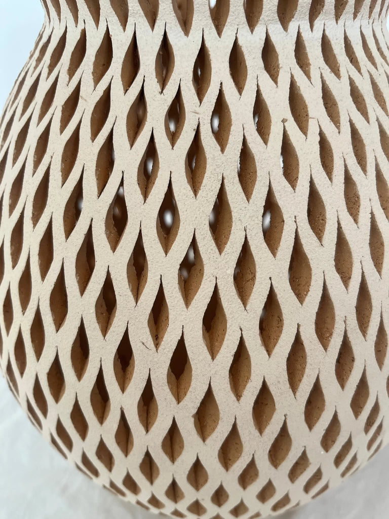 Vase en argile blanche sculptée à la main par une artisane talentueuse à Oaxaca au Mexique disponible dans plusieurs tailles chez Tribu 99 