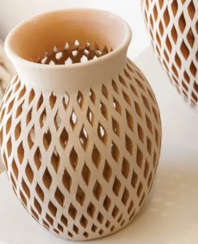 Vase en argile blanche sculpté à la main par une artisane talentueuse à Oaxaca, au Mexique disponible chez Tribu 99 