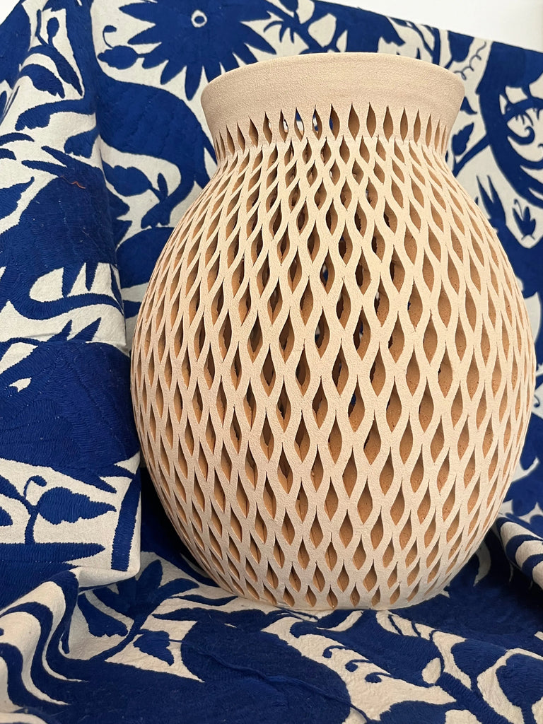 Vase en argile blanche sculptée à la main par une artisane talentueuse à Oaxaca au Mexique disponible dans plusieurs tailles chez Tribu 99 