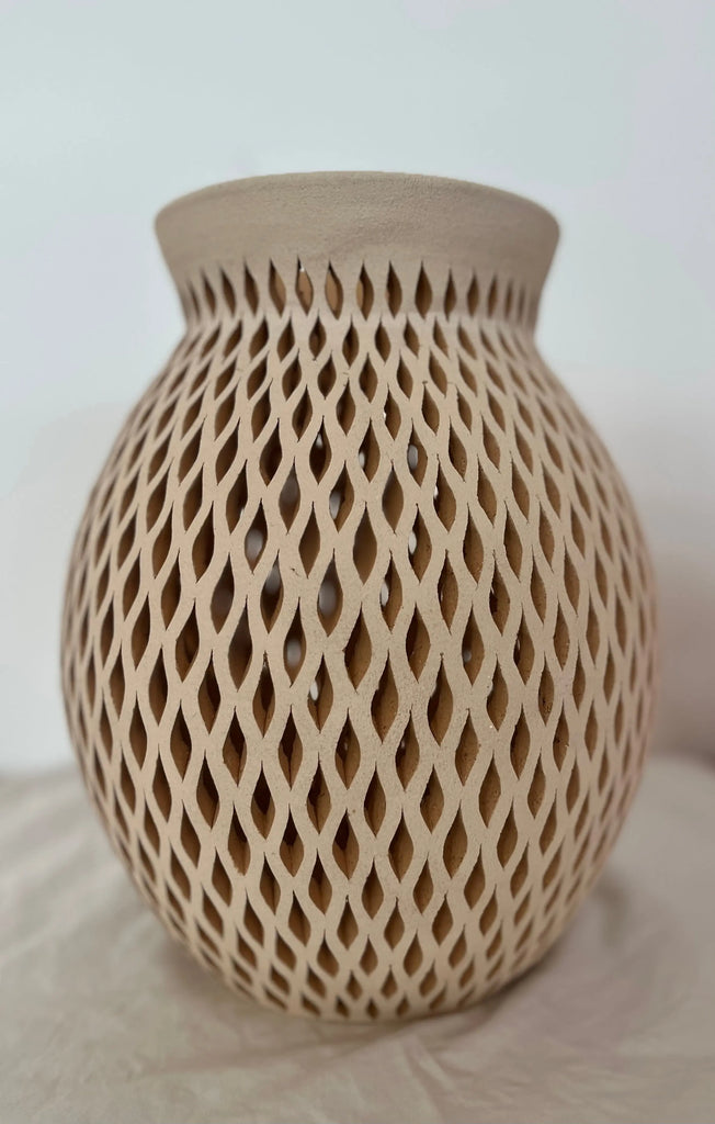 Vase en argile blanche sculptée à la main par une artisane talentueuse à Oaxaca au Mexique disponible dans plusieurs tailles chez Tribu 99 