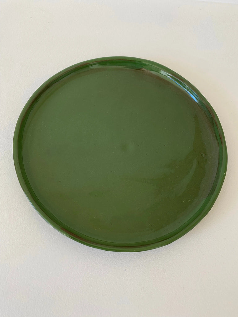 Découvrez notre vaisselle : Assiette faite à la main en Basse Californie, au Mexique disponible en vert chez Tribu 99