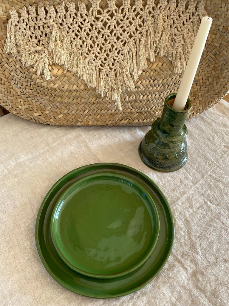 Découvrez notre vaisselle : Assiette faite à la main en Basse Californie, au Mexique disponible en vert chez Tribu 99