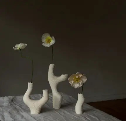 Apportez une touche d'originalité dans votre intérieur avec le bougeoir La Diosa couleur blanc texture fait à la main au Mexique disponible chez Tribu 99