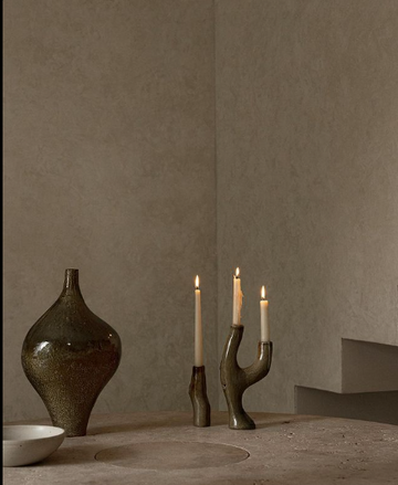 Apportez une touche d'originalité dans votre intérieur avec le bougeoir La Diosa couleur vert olive fait à la main au Mexique disponible chez Tribu 99