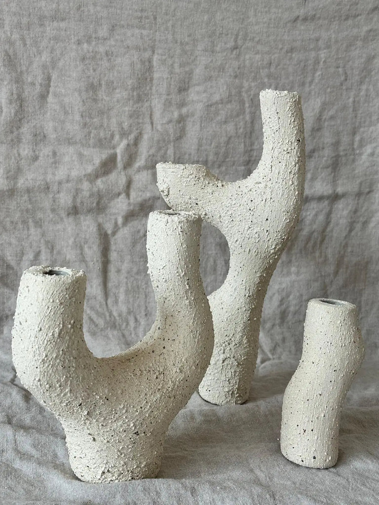 Apportez une touche d'originalité dans votre intérieur avec le bougeoir La Diosa couleur blanc texture fait à la main au Mexique disponible chez Tribu 99