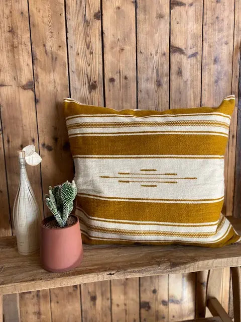 Apportez de la couleur dans votre intérieur avec ce coussin tissé á la main, dans l'Etat de Guerrero, au Mexique disponible chez Tribu 99