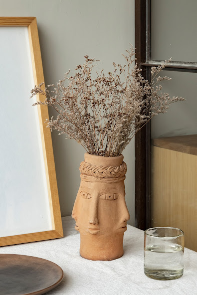 Laissez entrer la légende de Don José chez vous avec ce vase Don José aux visages, fait à la maison à Oaxaca, au Mexique disponible chez Tribu 99