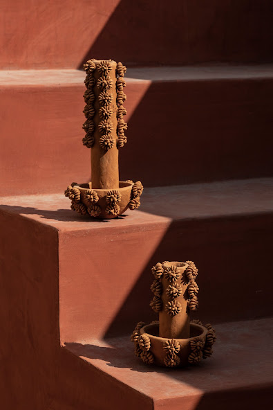 Ajoute une touche chaleureuse avec ce chandelier fait à la main en terre cuite décoré au Michoacan,  au Mexique à découvrir chez Tribu 99