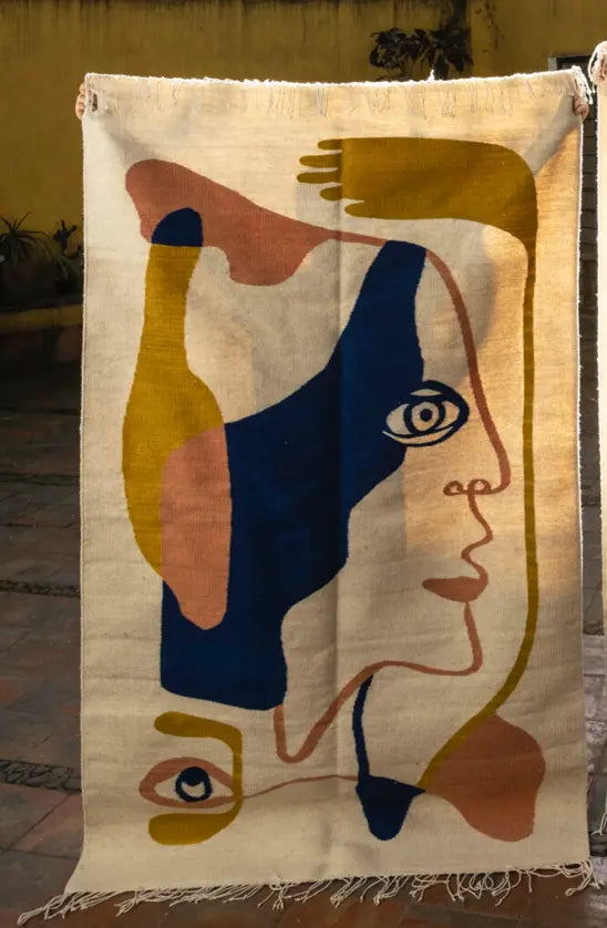 Ajoutez du caractére et de la couleur avec ce tapis fait à la main par un artiste Rocca Luis César en collaboration avec Albana au Mexique disponible chez Tribu 99 