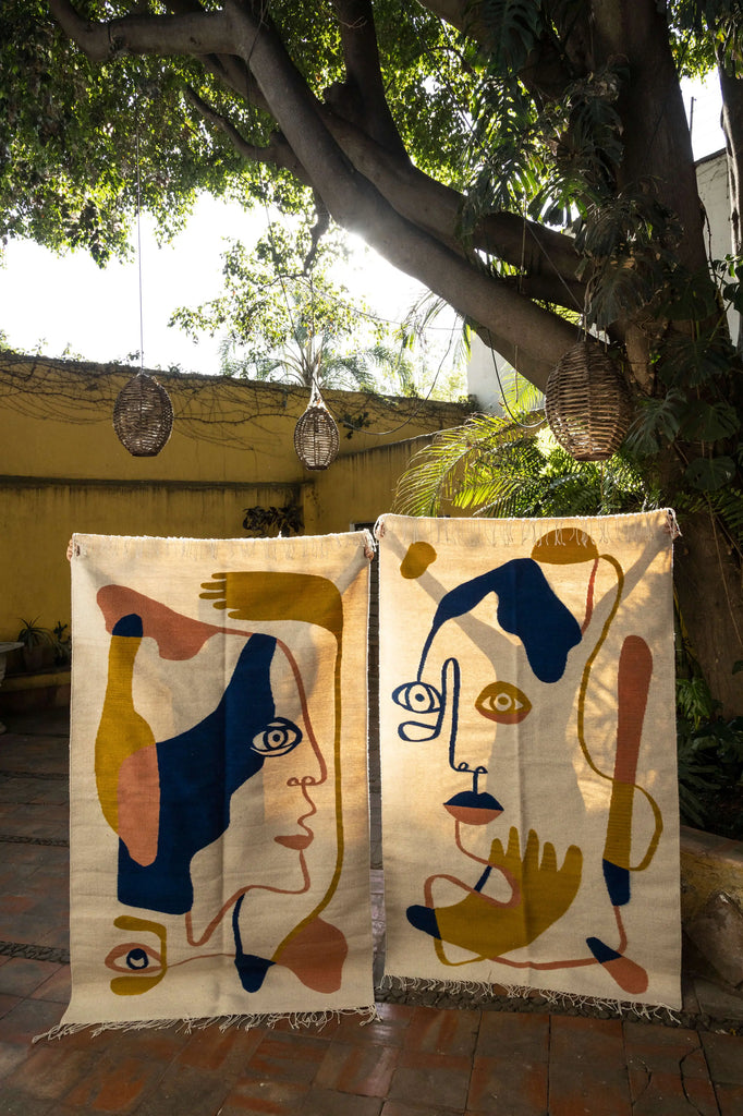 Ajoutez du caractére et de la couleur avec ce tapis fait à la main par un artiste Rocca Luis César en collaboration avec Albana au Mexique disponible chez Tribu 99 