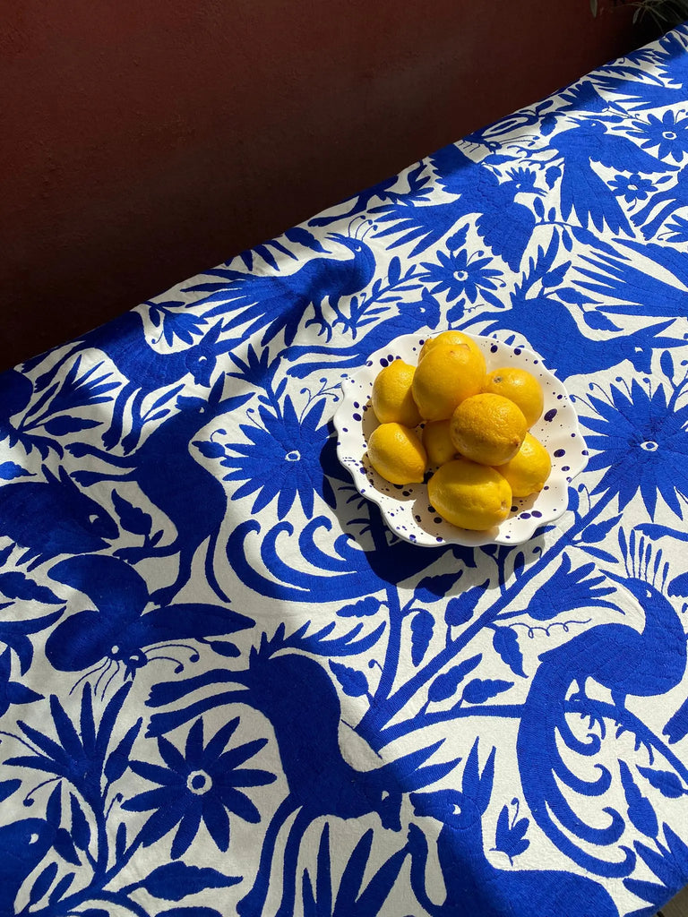 Découvrez nos broderies Otomi : Nappe brodée à la main à Doria de Tenango, au Mexique disponible en jaune chez Tribu 99