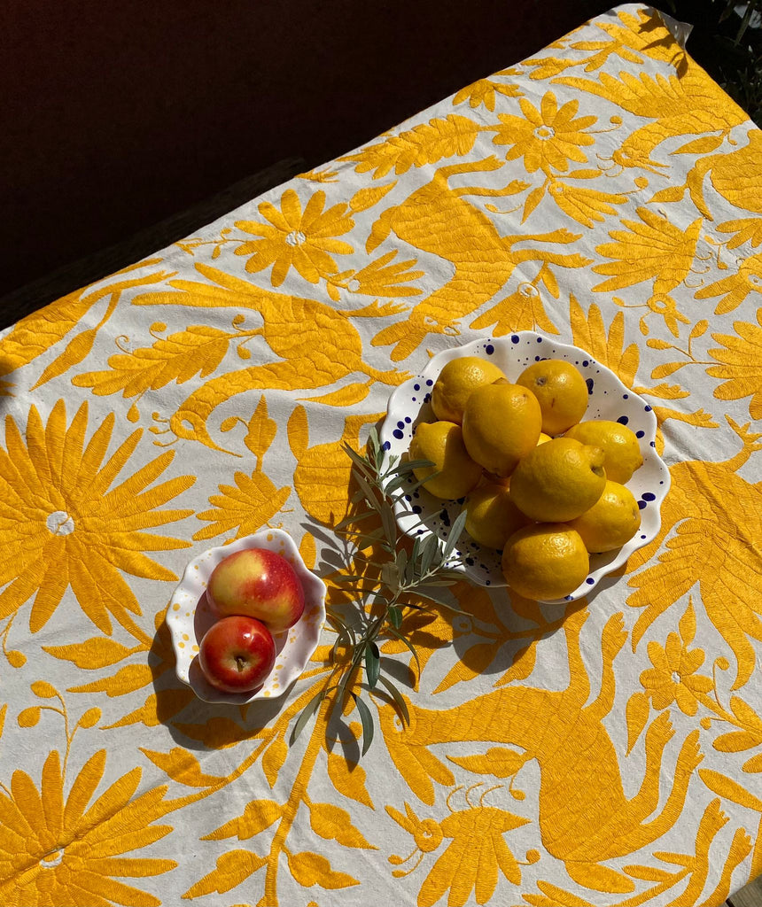 Découvrez nos broderies Otomi : Nappe brodée à la main à Doria de Tenango, au Mexique disponible en jaune chez Tribu 99