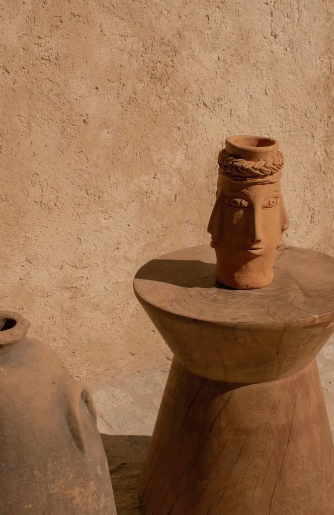 Laissez entrer la légende de Don José chez vous avec ce vase Don José aux visages, fait à la maison à Oaxaca, au Mexique disponible chez Tribu 99